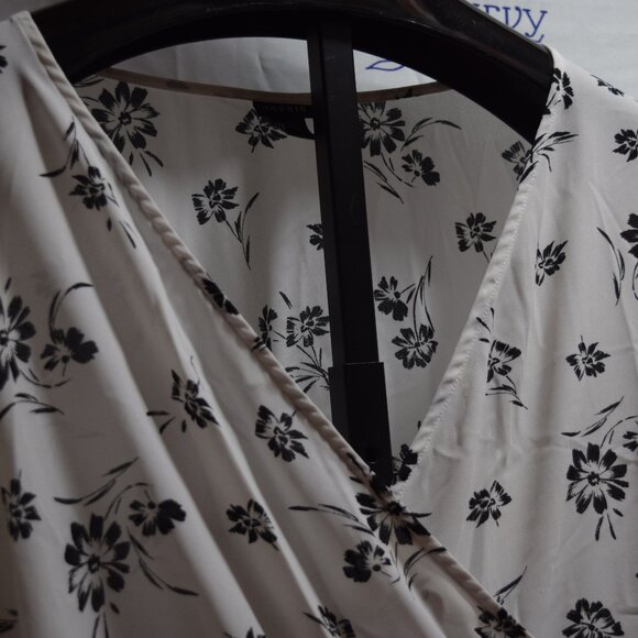 Torrid Black & white Floral Faux Wrap Blouse, Size 5 - Picture 2 of 8